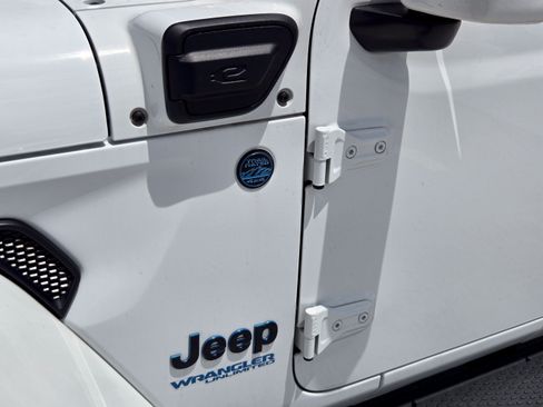 Used 2022 Jeep Wrangler Unlimited Sahara AWD/4WD image 10