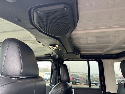 Used 2022 Jeep Wrangler Unlimited Sahara w/ Cold Weather Group image 10