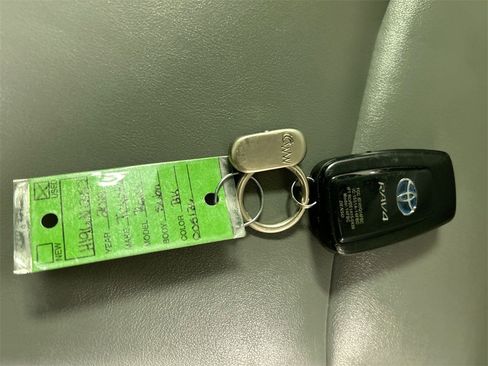 Used 2019 Toyota RAV4 Limited image 12