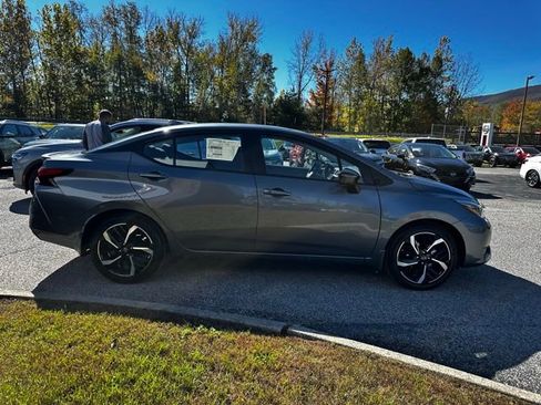 New 2025 Nissan Versa SR w/ Trunk Package image 4
