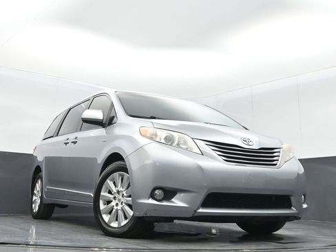 Used 2016 Toyota Sienna XLE image 26