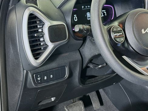 Used 2025 Kia Soul LX w/ LX Technology Package FWD image 17