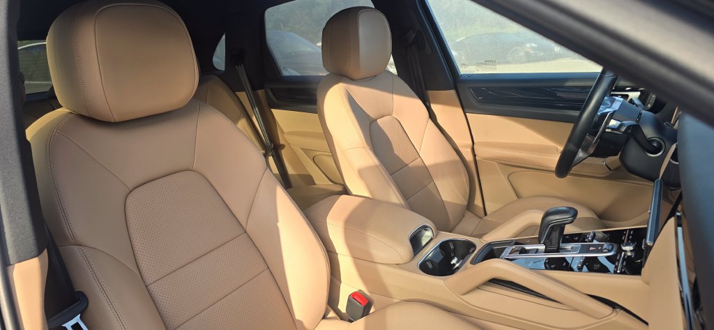Certified 2023 Porsche Cayenne AWD/4WD image 3