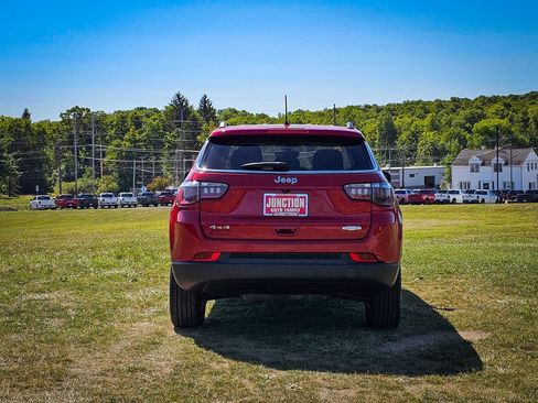 Used 2018 Jeep Compass Latitude w/ Cold Weather Group AWD/4WD image 4