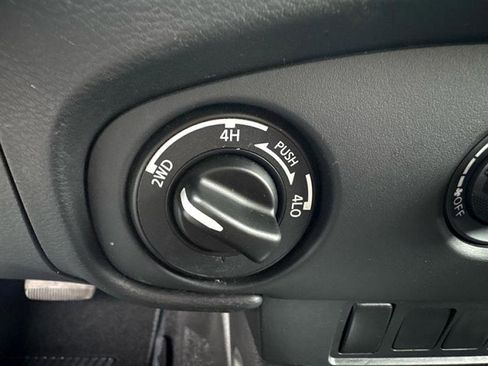 Used 2024 Nissan Frontier SV image 26