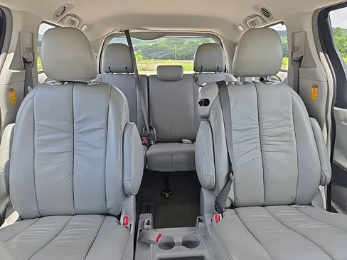 Used 2014 Toyota Sienna LE FWD image 19