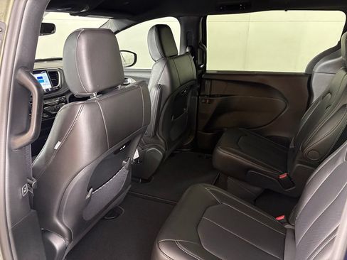 New 2027 Chrysler Pacifica Select FWD image 37