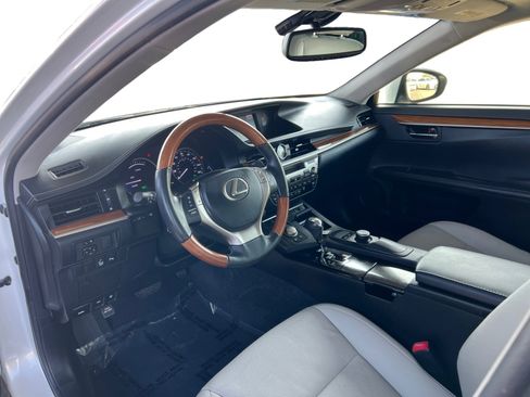 Used 2013 Lexus ES 300h image 9