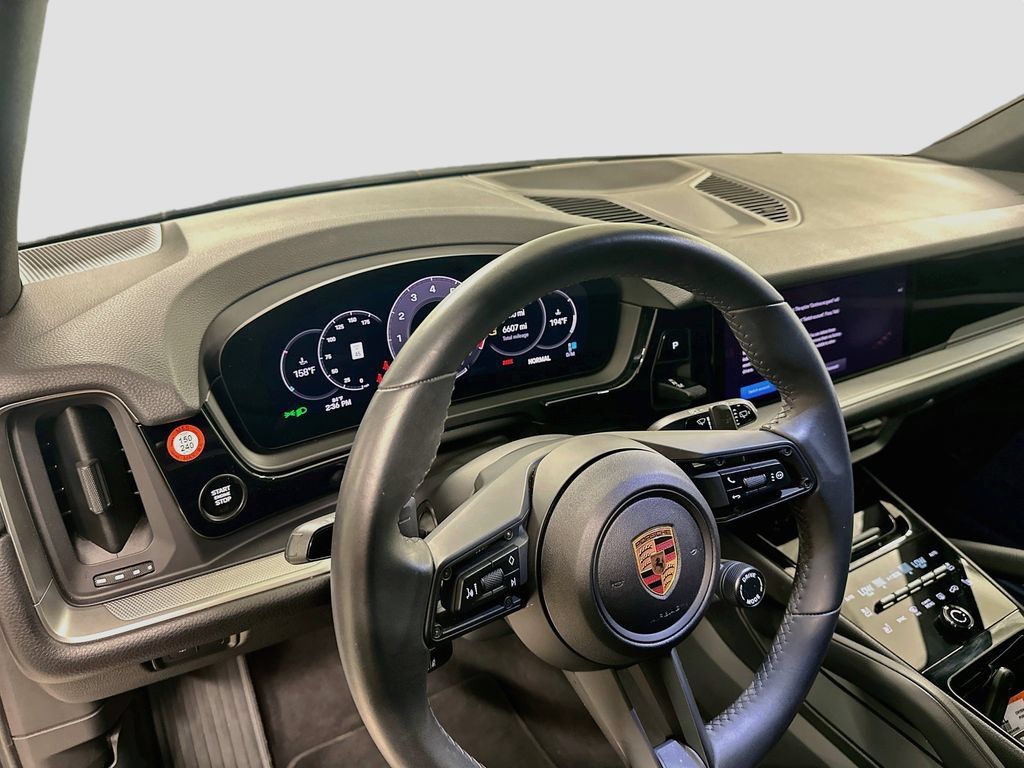 Certified 2025 Porsche Cayenne AWD/4WD image 4