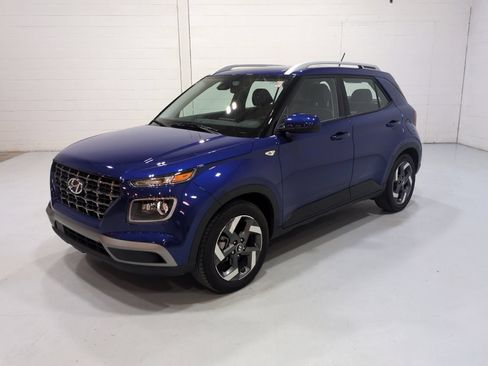 Certified 2023 Hyundai Venue Limited w/ Cargo Package FWD image 7