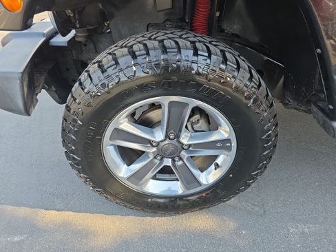Used 2014 Jeep Wrangler Unlimited Sahara w/ Dual Top Group AWD/4WD image 33
