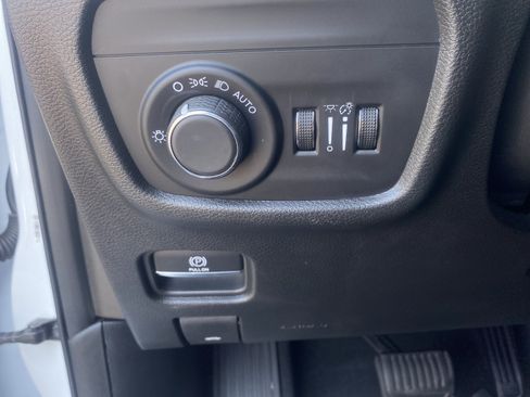 Used 2023 Jeep Grand Cherokee Laredo AWD/4WD image 18