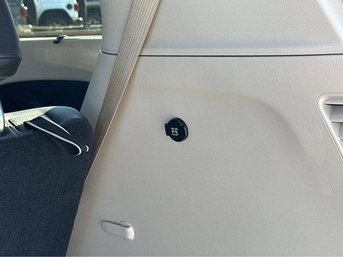 Used 2017 Chrysler Pacifica Touring-L image 39