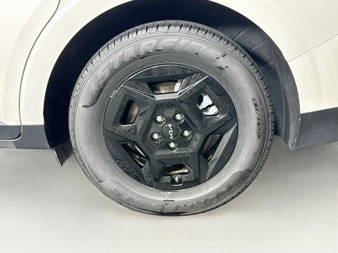 Used 2025 Kia Carnival FWD image 11