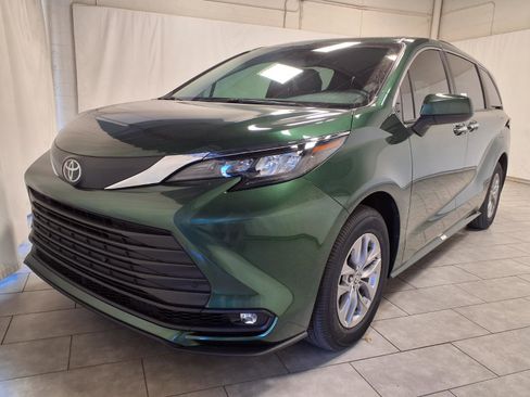 New 2026 Toyota Sienna XLE image 3