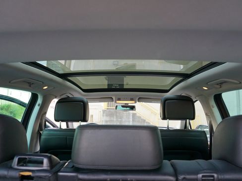 Used 2014 Volkswagen Touareg Sport image 32