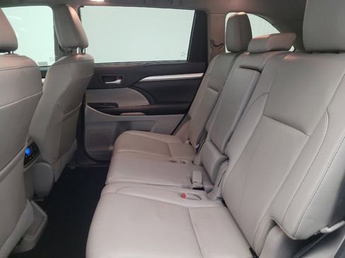 Used 2019 Toyota Highlander XLE image 18