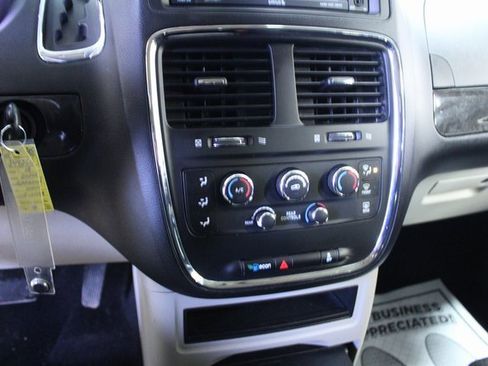 Used 2018 Dodge Grand Caravan SE w/ UConnect Hands-Free Group image 16