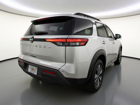 Used 2025 Nissan Pathfinder SV image 7