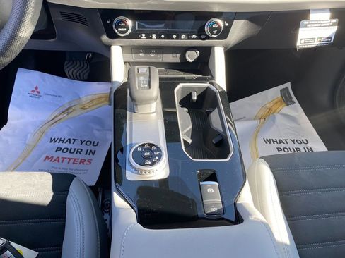 New 2025 Mitsubishi Outlander SE image 22