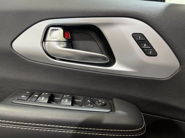 Used 2025 Chrysler Pacifica Limited FWD image 16