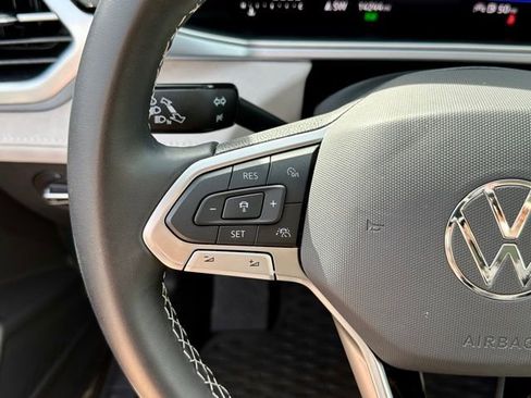 Used 2025 Volkswagen Taos SE w/ Panoramic Sunroof Package image 34