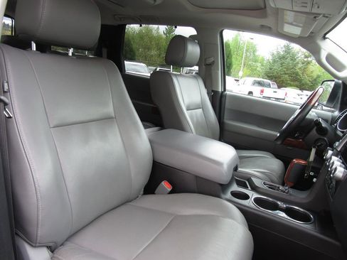 Used 2018 Toyota Sequoia Platinum AWD/4WD image 21