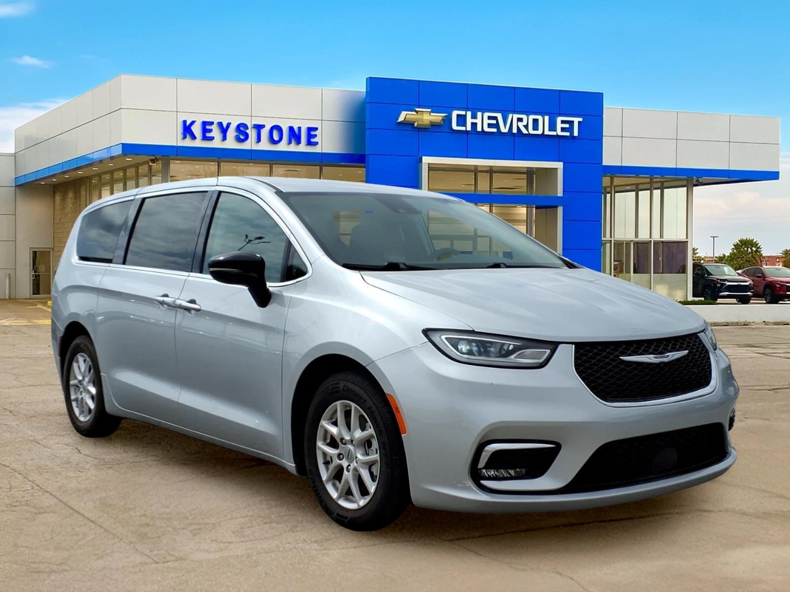 Used 2024 Chrysler Pacifica Touring-L FWD image 1
