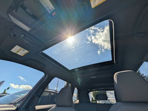 Certified 2025 Subaru Forester Premium AWD/4WD image 32