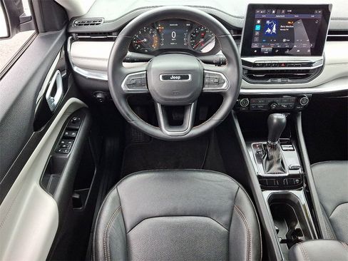 Used 2022 Jeep Compass Limited image 12