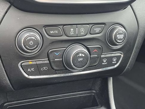 Used 2021 Jeep Cherokee Latitude Plus w/ Sun & Sound Group FWD image 28