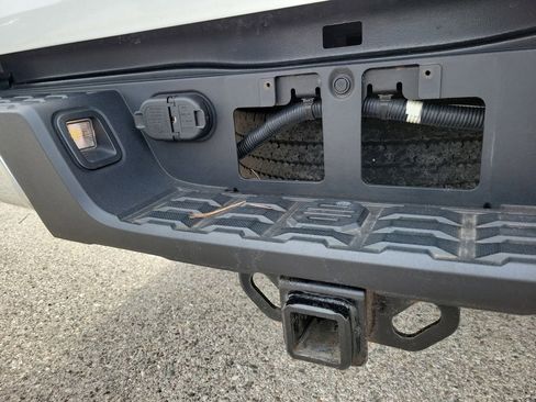 Used 2019 Toyota Tacoma SR5 AWD/4WD image 10