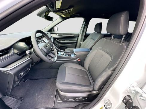 New 2025 Jeep Grand Cherokee L Laredo image 14