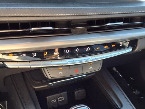 Used 2024 Cadillac XT4 Premium Luxury image 7