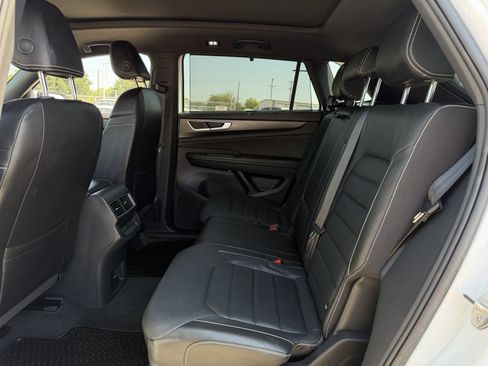 Used 2024 Volkswagen Atlas Cross Sport SEL R-Line AWD/4WD image 28