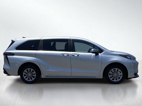 Used 2025 Toyota Sienna LE FWD image 10