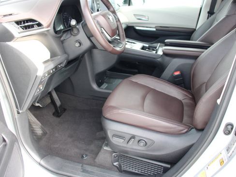 Certified 2023 Toyota Sienna Platinum image 11