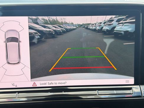 Used 2025 Volkswagen Atlas SE image 23