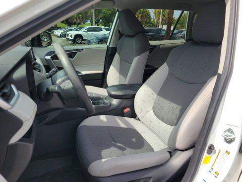 Used 2021 Toyota RAV4 XLE AWD/4WD image 16