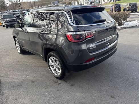 Used 2024 Jeep Compass Latitude w/ Convenience Group image 6