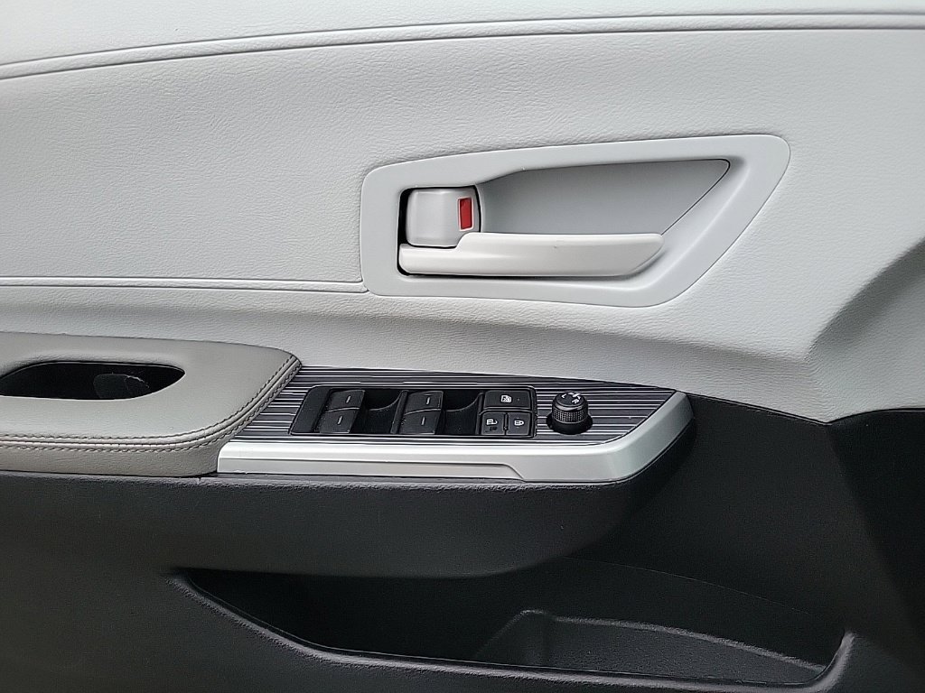 Used 2025 Toyota Sienna LE FWD image 11