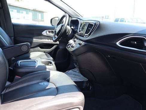 Used 2020 Chrysler Pacifica Touring-L Plus FWD image 2
