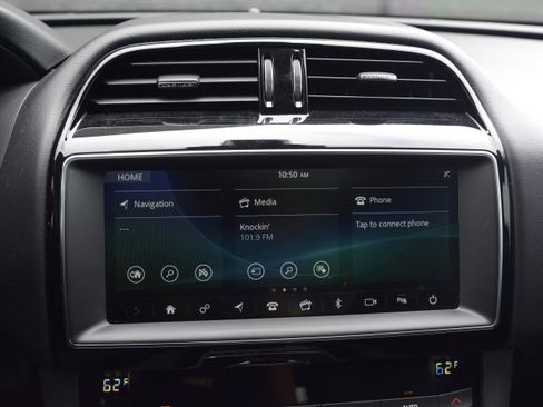 Used 2020 Jaguar F-PACE Premium image 19