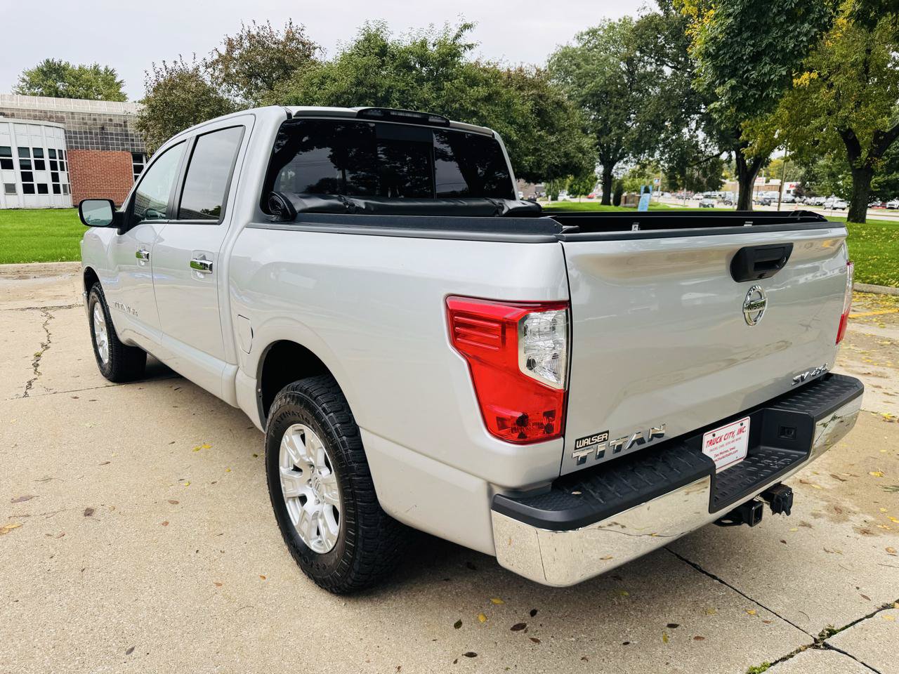Used 2018 Nissan Titan SV AWD/4WD image 5