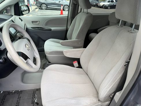 Used 2012 Toyota Sienna LE FWD image 17