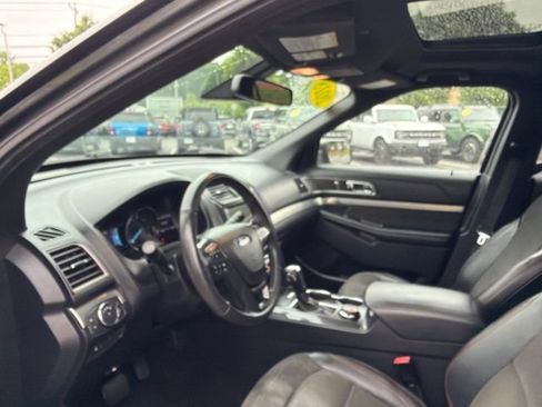 Used 2018 Ford Explorer XLT w/ Equipment Group 202A AWD/4WD image 12