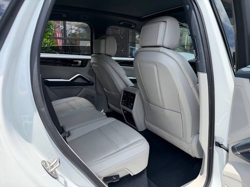 Used 2022 Porsche Cayenne AWD/4WD image 39