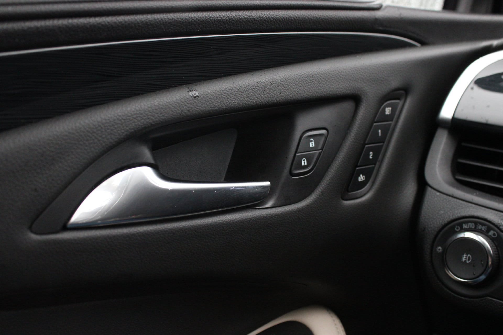 Used 2018 Buick Envision Essence FWD image 23