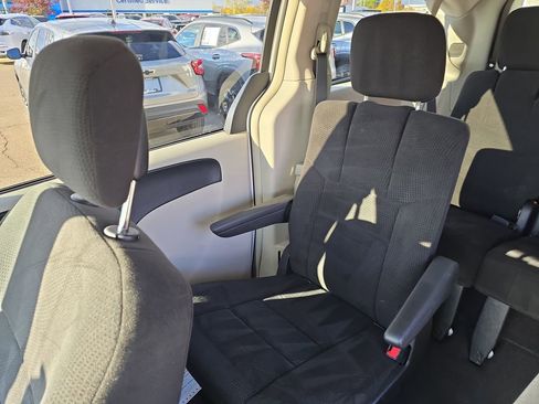 Used 2013 Chrysler Town & Country Touring image 13