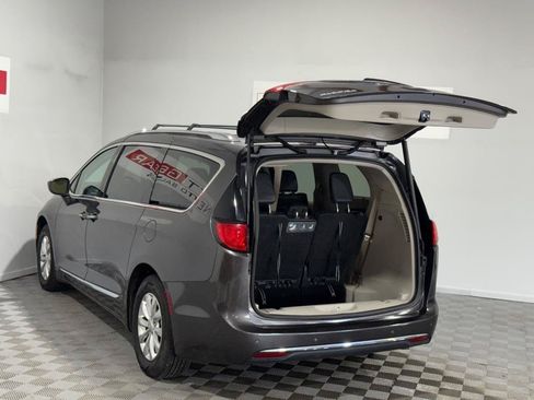 Used 2018 Chrysler Pacifica Touring-L FWD image 40